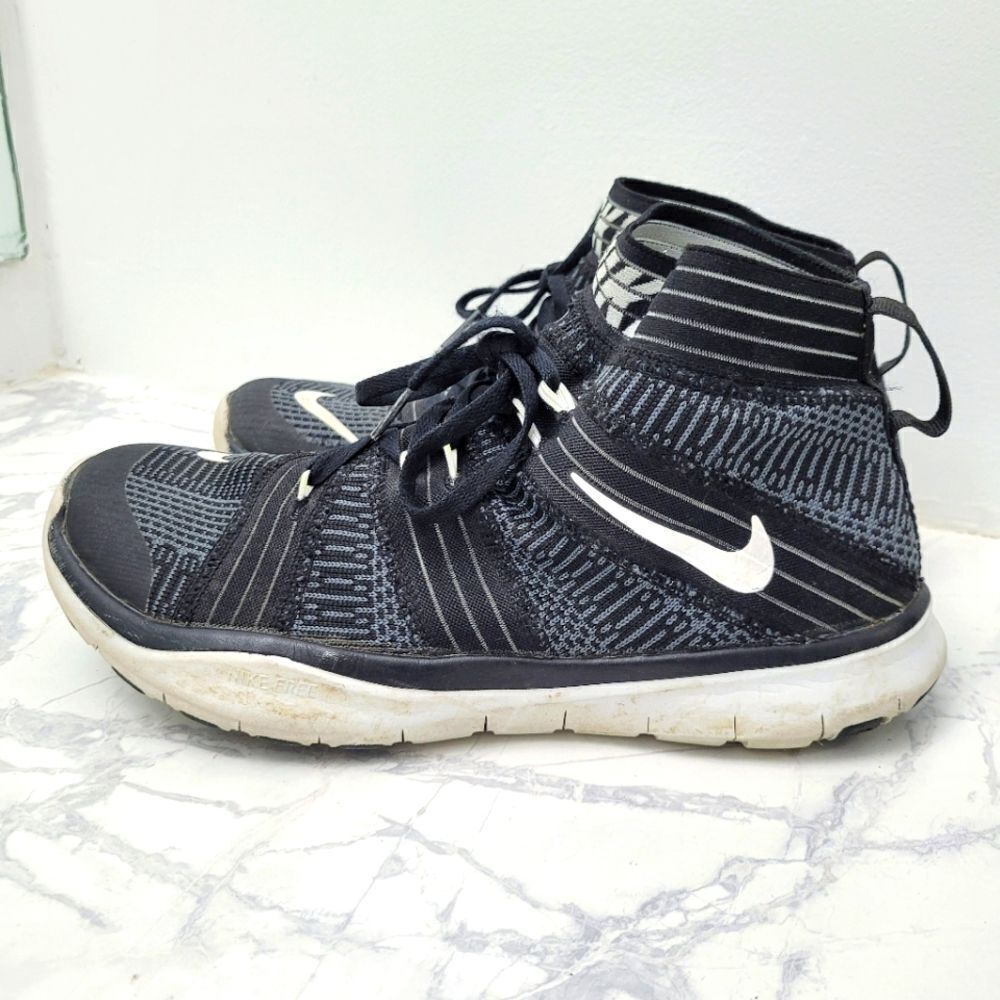 Nike Black & White Sneakers Running Shoes Size: 8.5US